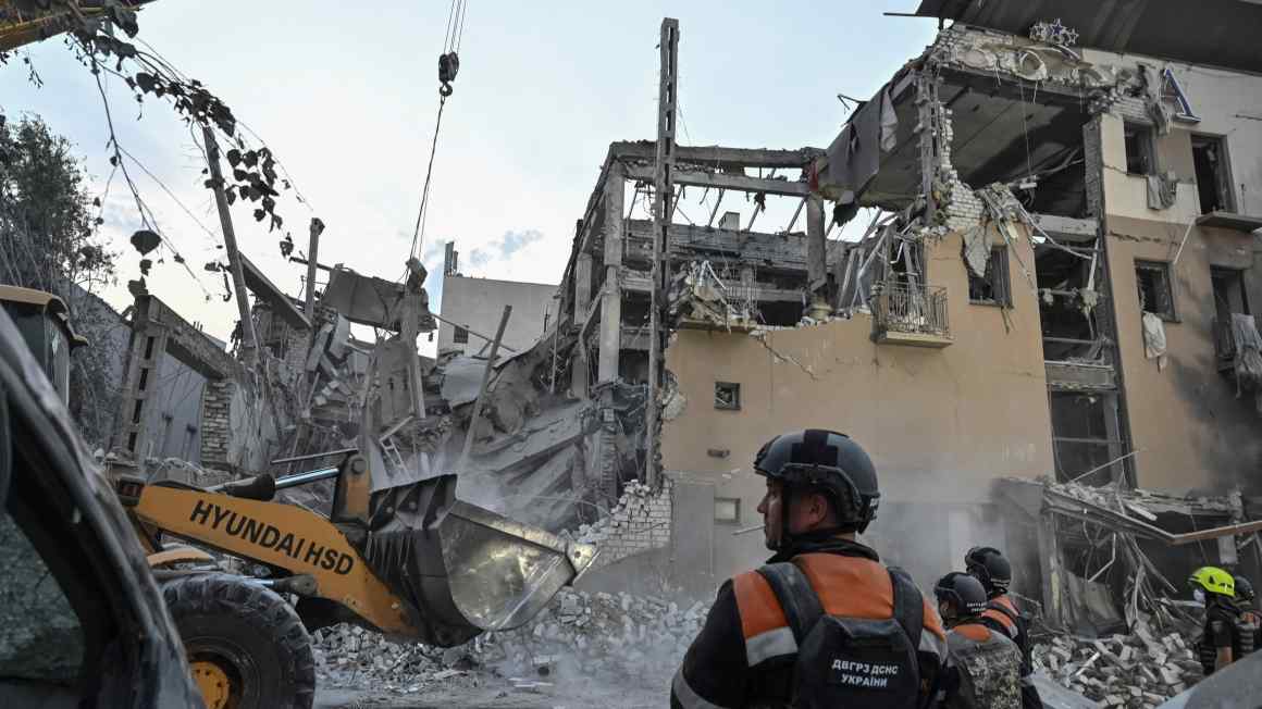 Zelenskyy urges west to lift curbs on Ukraine weapons use in Russia